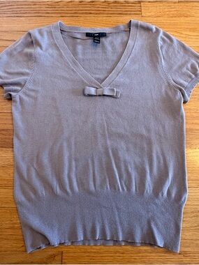 H&M Blush Muave Pink Short-Sleeve V-Neck Sweater with Bow